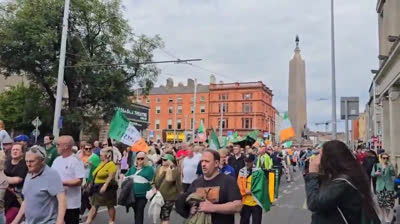 IRLANDA Manifestación patriótica por las calles de Dublin:  “Sin pasaporte, no entras”