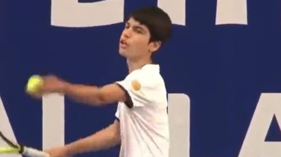 Carlos Alcaraz spielt Tennis mit 13 Jahren